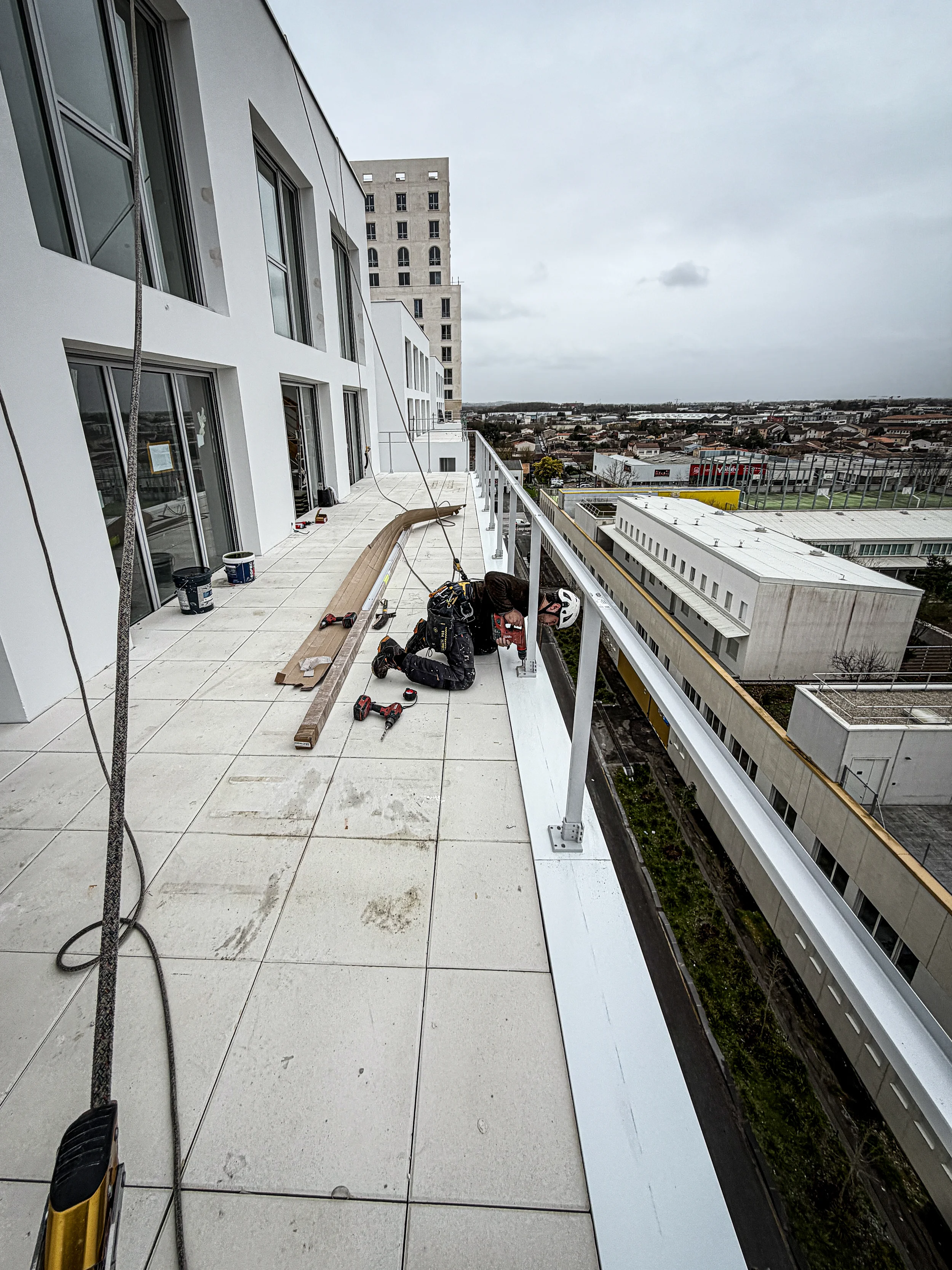 Pose de garde-corps en hauteur sur balcons